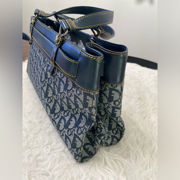 Dior
Dior Blue Oblique Canvas and Leather Jeans Pocket Tote - Picture 6 of 17